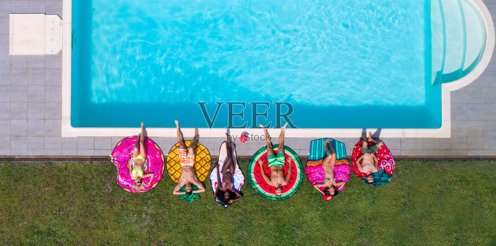 朋友们在游泳池里玩照片摄影图片