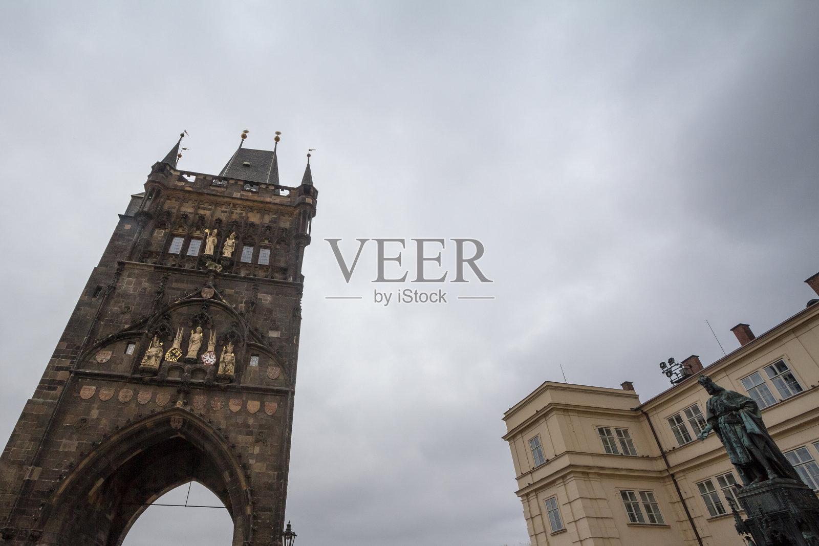 捷克布拉格查理大桥老城桥塔（秋季）。照片摄影图片