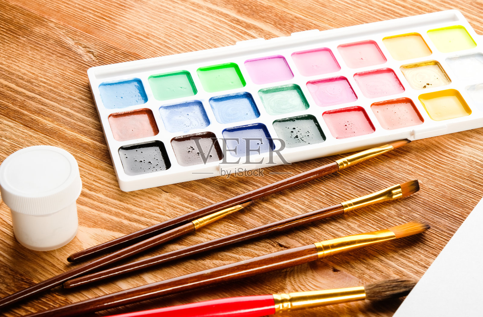 颜料和画笔在桌子上。创造力的概念。照片摄影图片