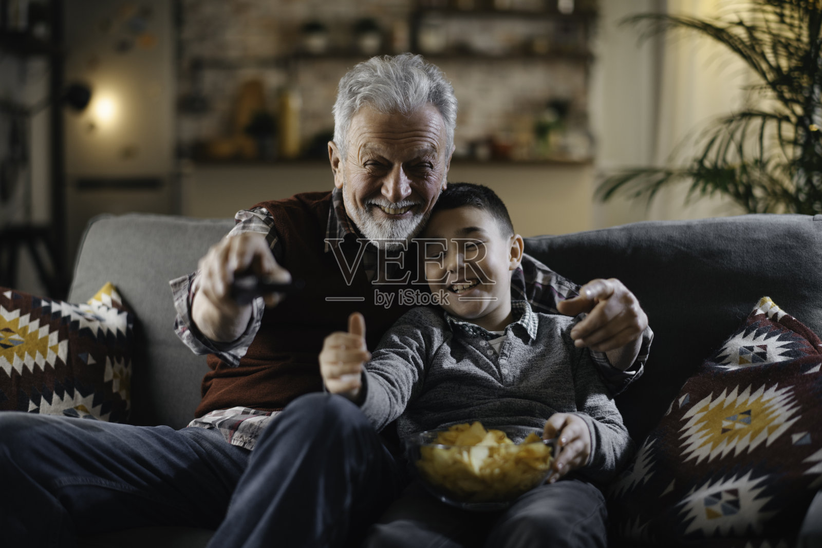 爷爷和孙子在看电视照片摄影图片