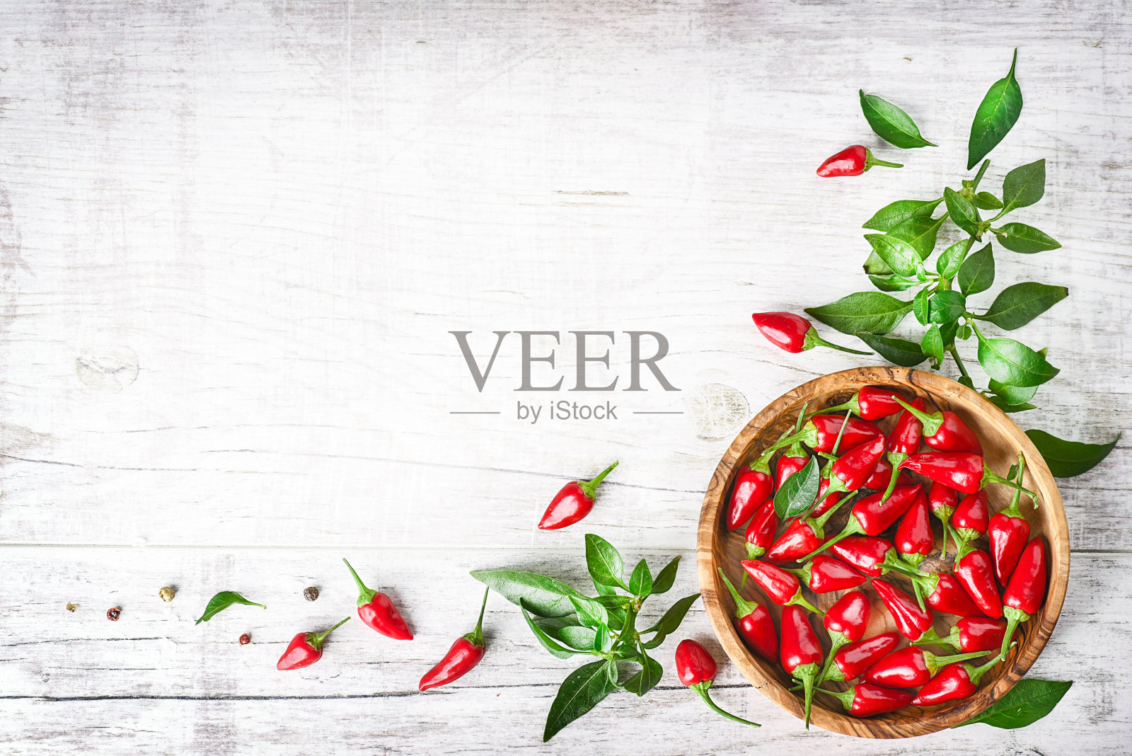 红辣椒放在白色的桌子上拷贝空间。照片摄影图片