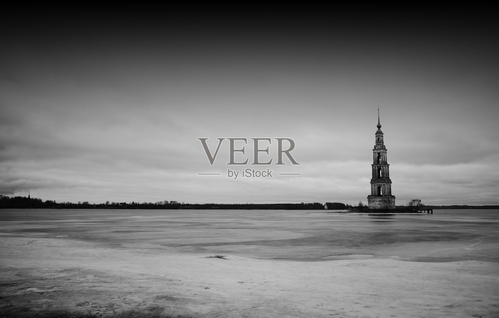 黑白钟楼教堂建筑背景照片摄影图片