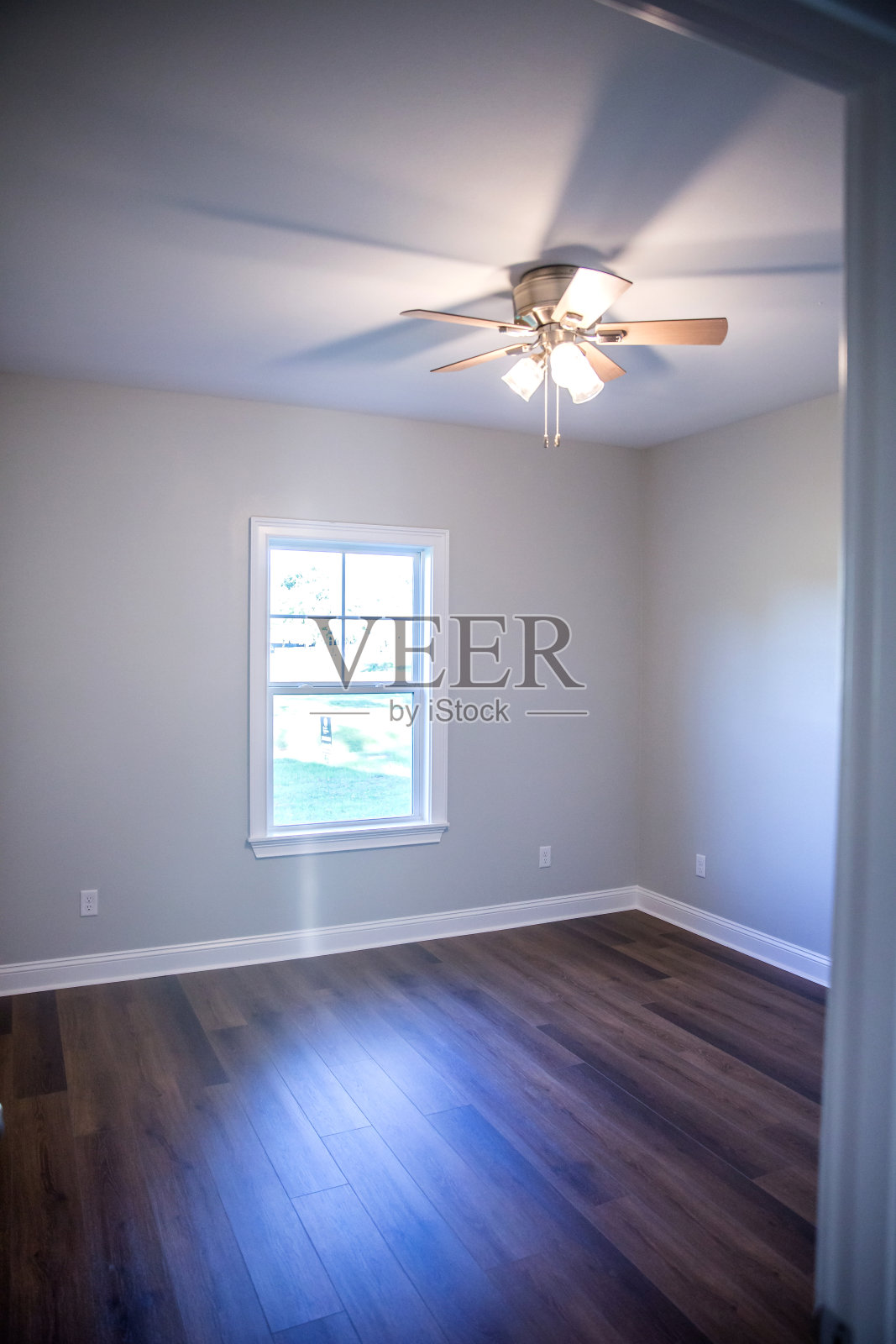 现代新建筑住宅卧室与硬木地板照片摄影图片