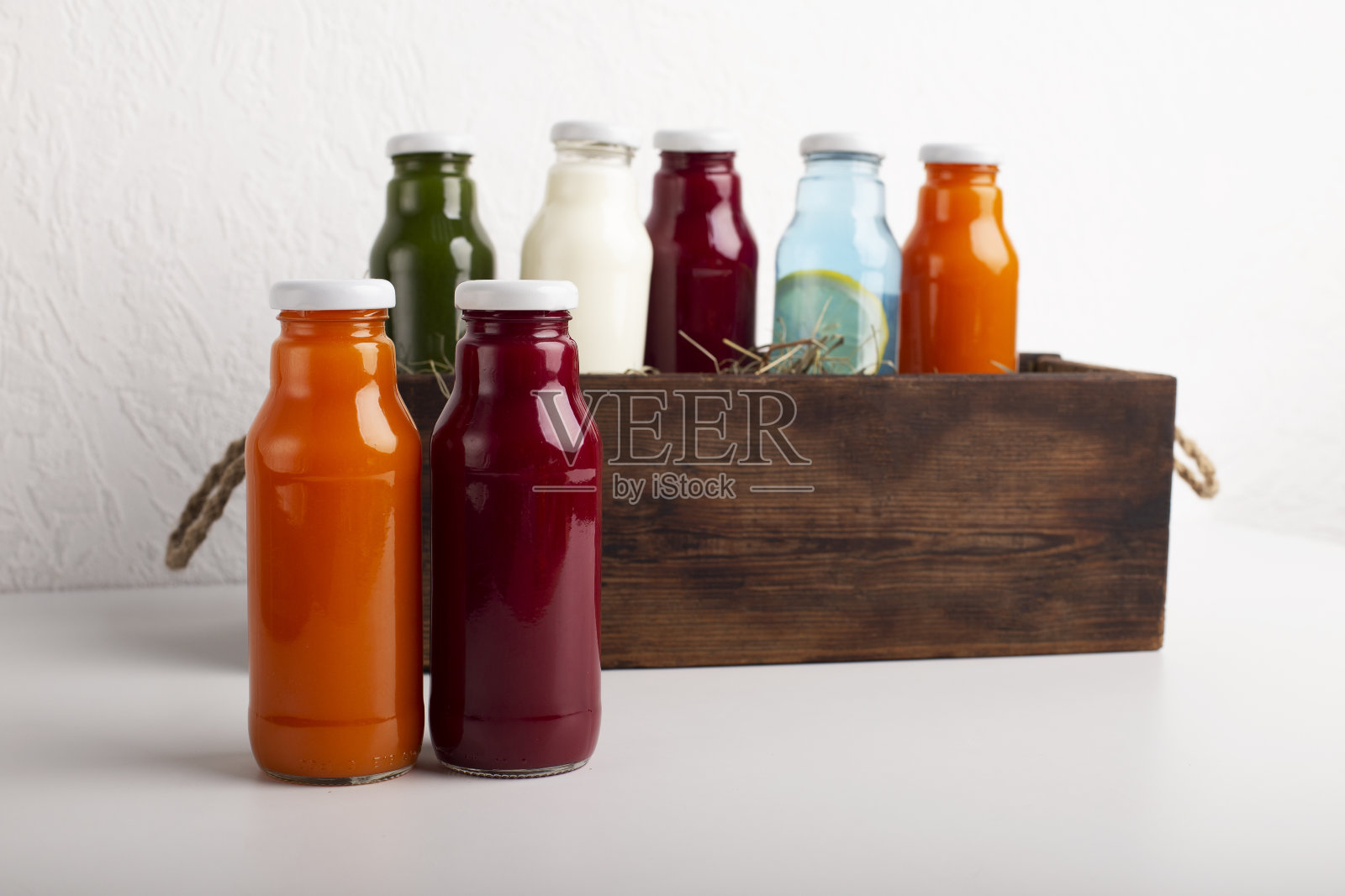 健康有用的彩色排毒鸡尾酒装在木箱里照片摄影图片