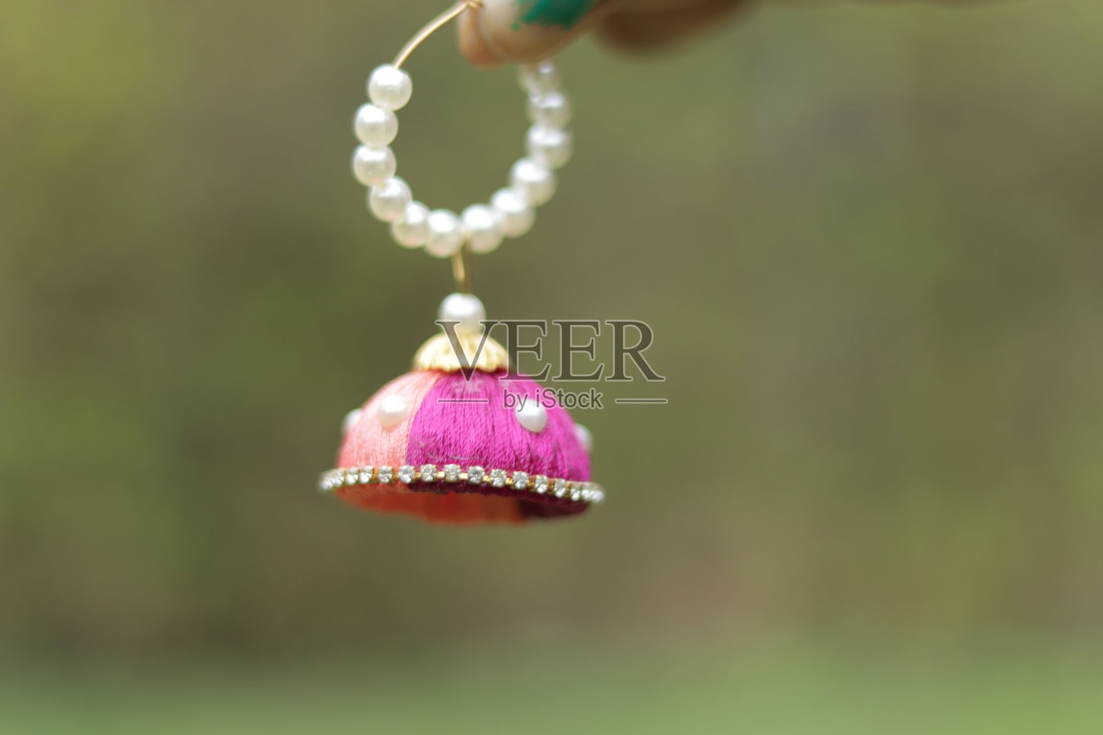 手工制作的彩色耳环，以自然为背景照片摄影图片