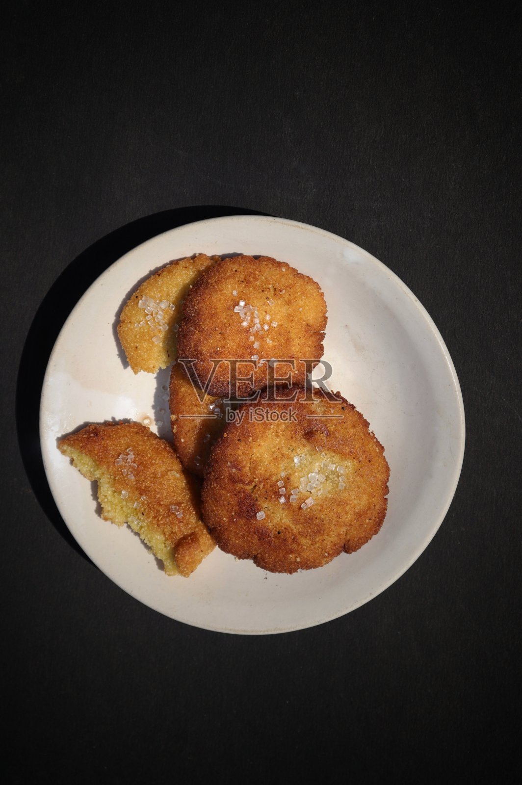 自制小麦粉饼干在一个盘子孤立的黑色背景照片摄影图片