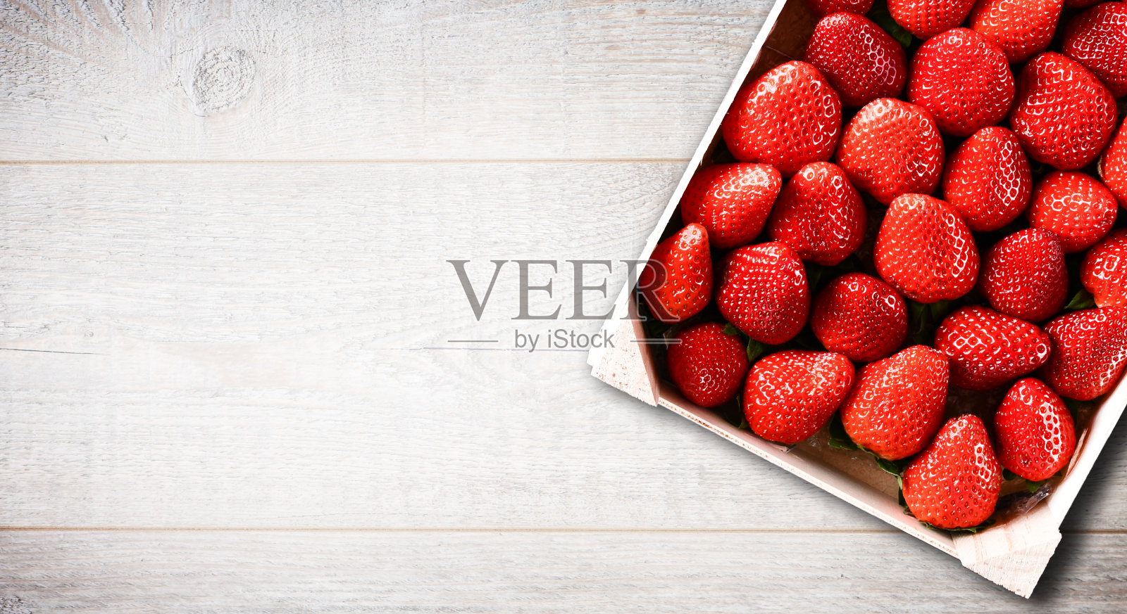 旧木板上的红草莓照片摄影图片