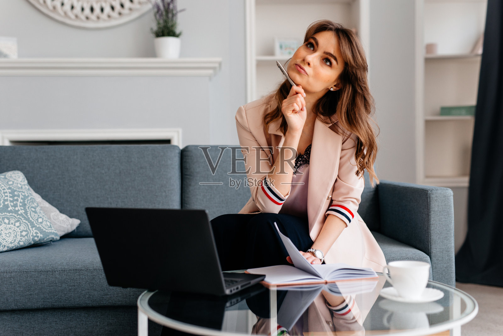 在笔记本电脑上工作的女人，今天在家庭办公室里有很多事情要做照片摄影图片