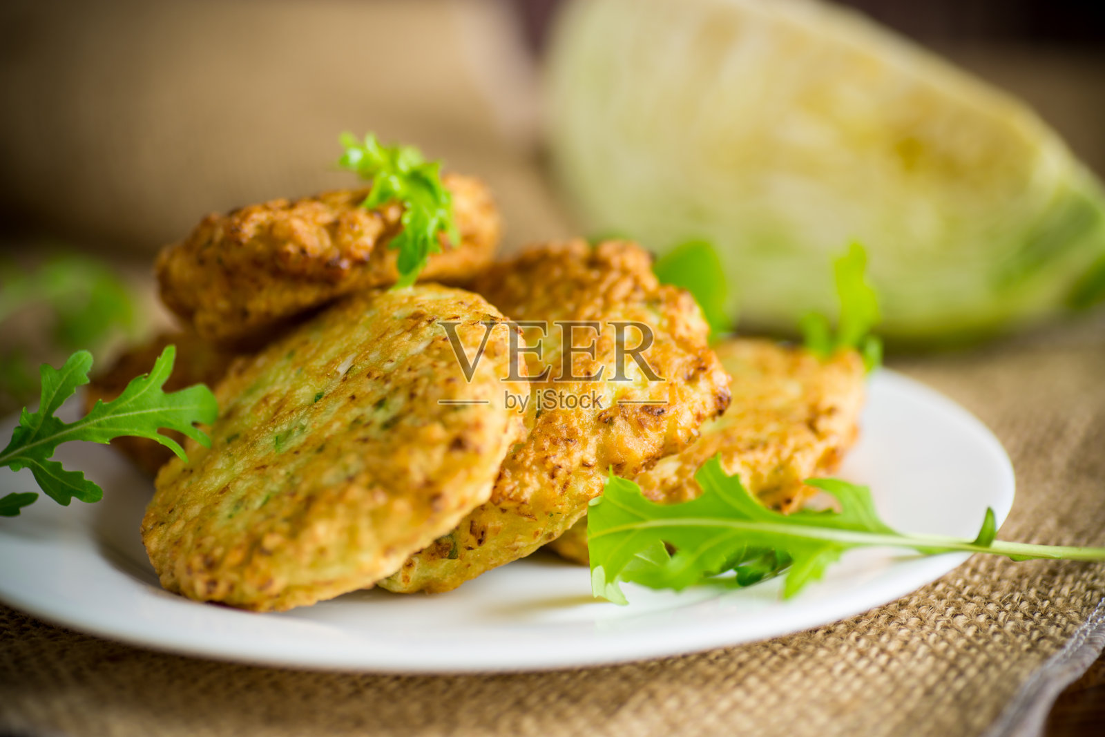 素菜炒白菜煎饼装在盘子里照片摄影图片