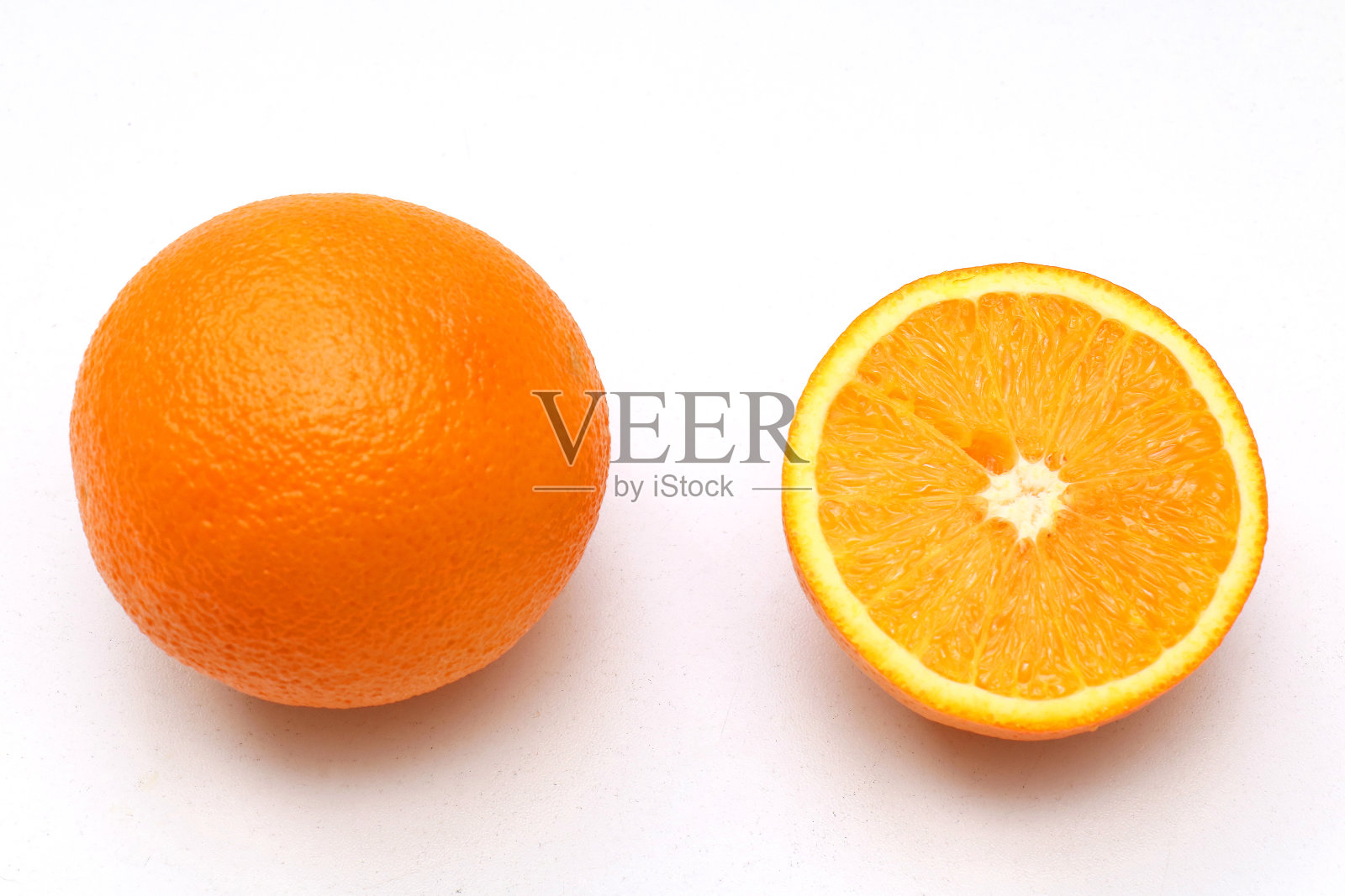 白色背景上的新鲜橙色水果照片摄影图片