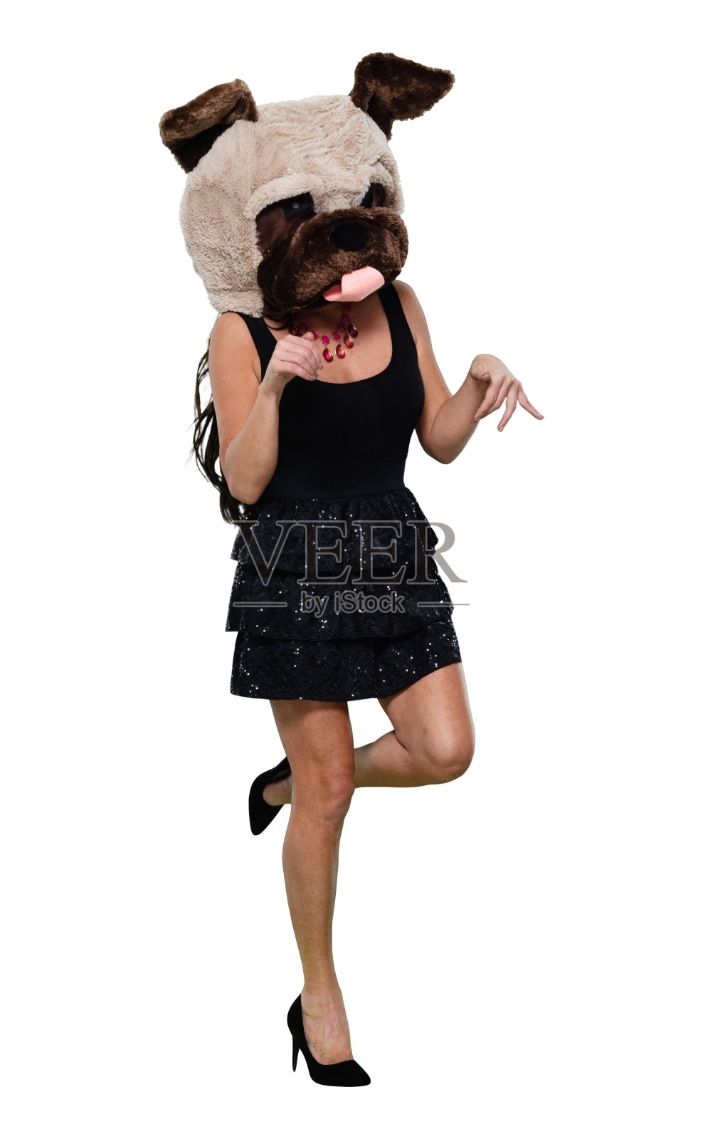 拉丁美洲和西班牙裔的年轻女性穿着狗服在白色背景前跳舞照片摄影图片