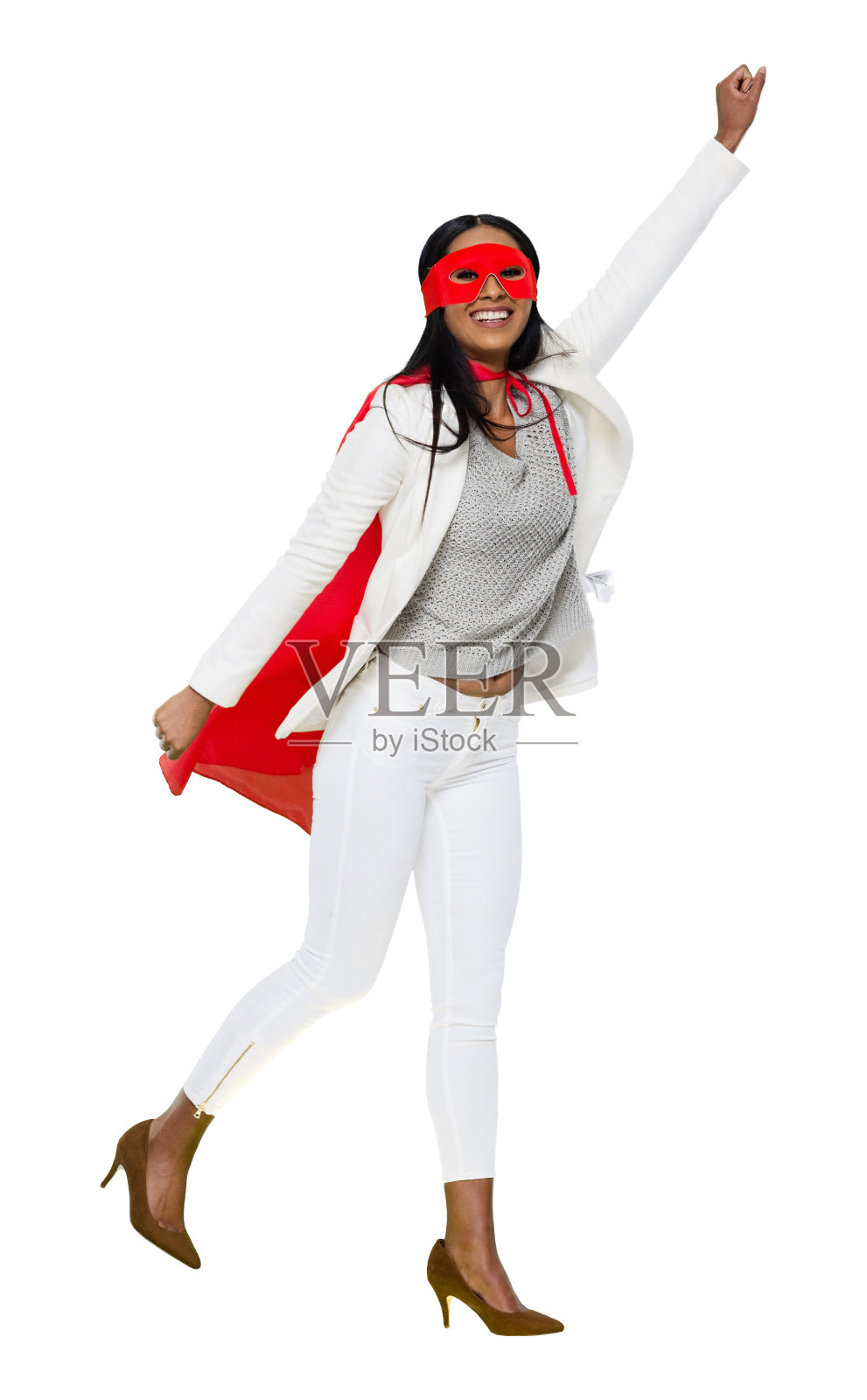 拉丁美洲和西班牙裔的女英雄站在白色背景下穿着斗篷照片摄影图片