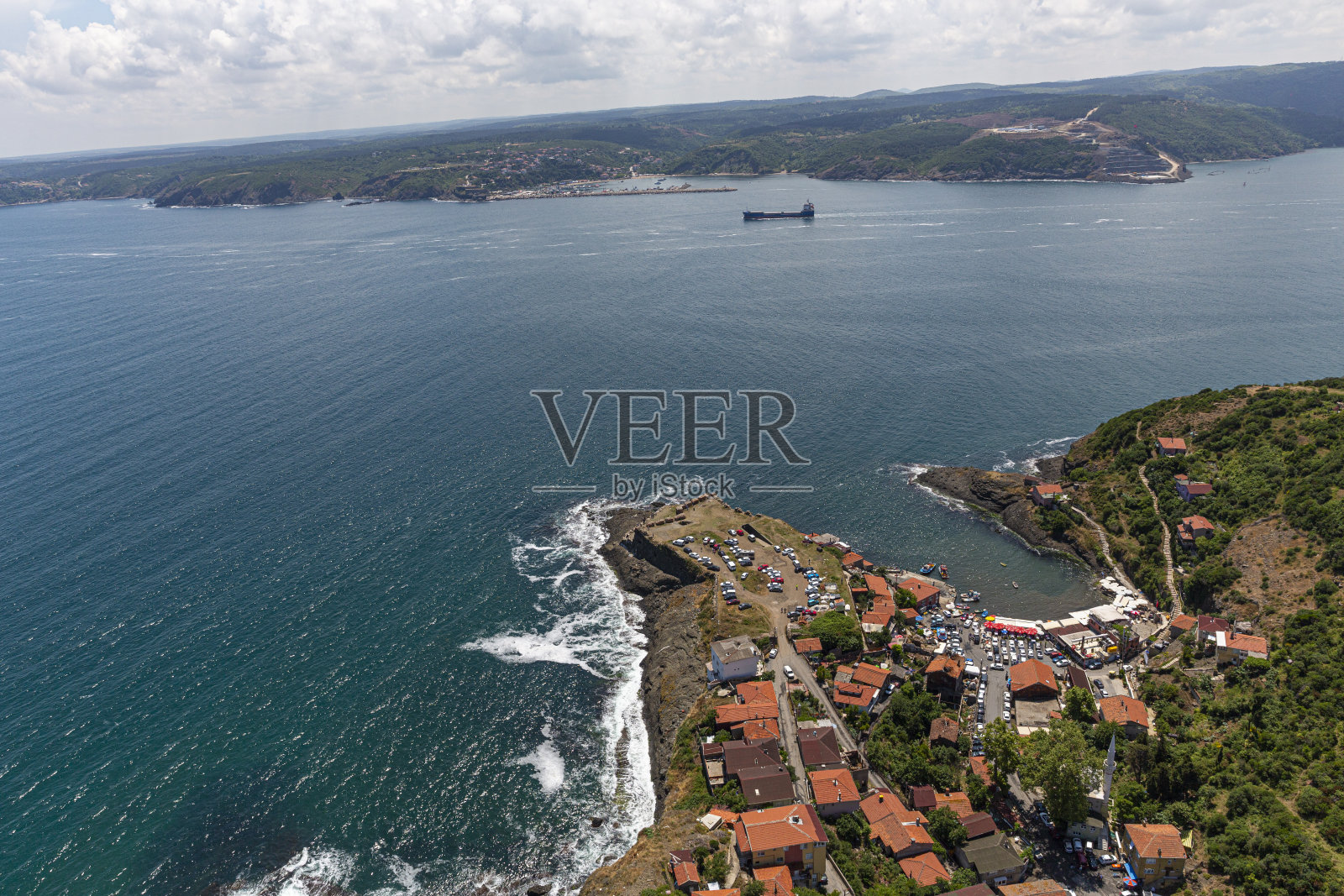 从直升机上看到的Garipce村。Garipce村庄。Garipce是土耳其伊斯坦布尔省Sariyer区的一个村庄。照片摄影图片