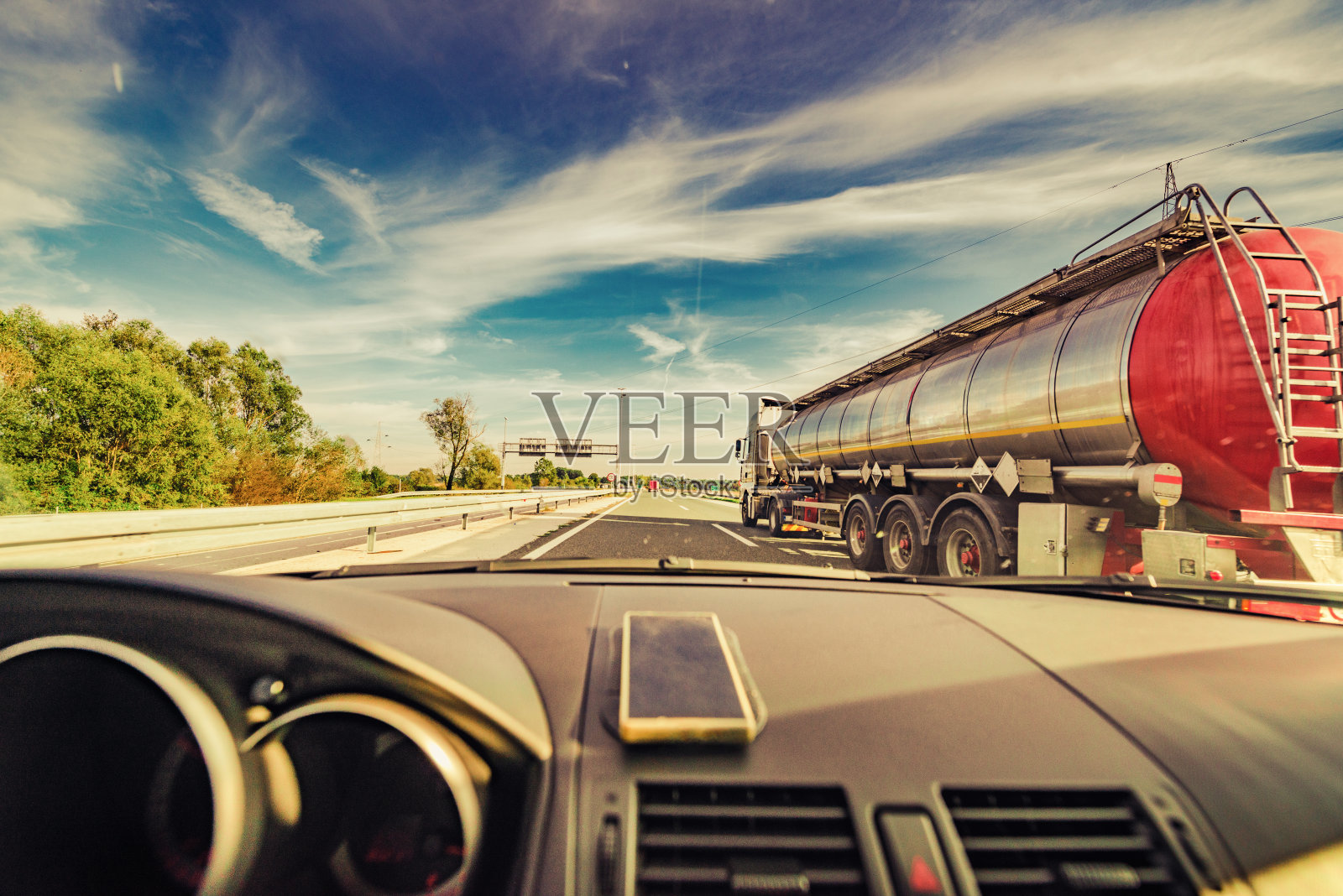 在高速公路上开车照片摄影图片