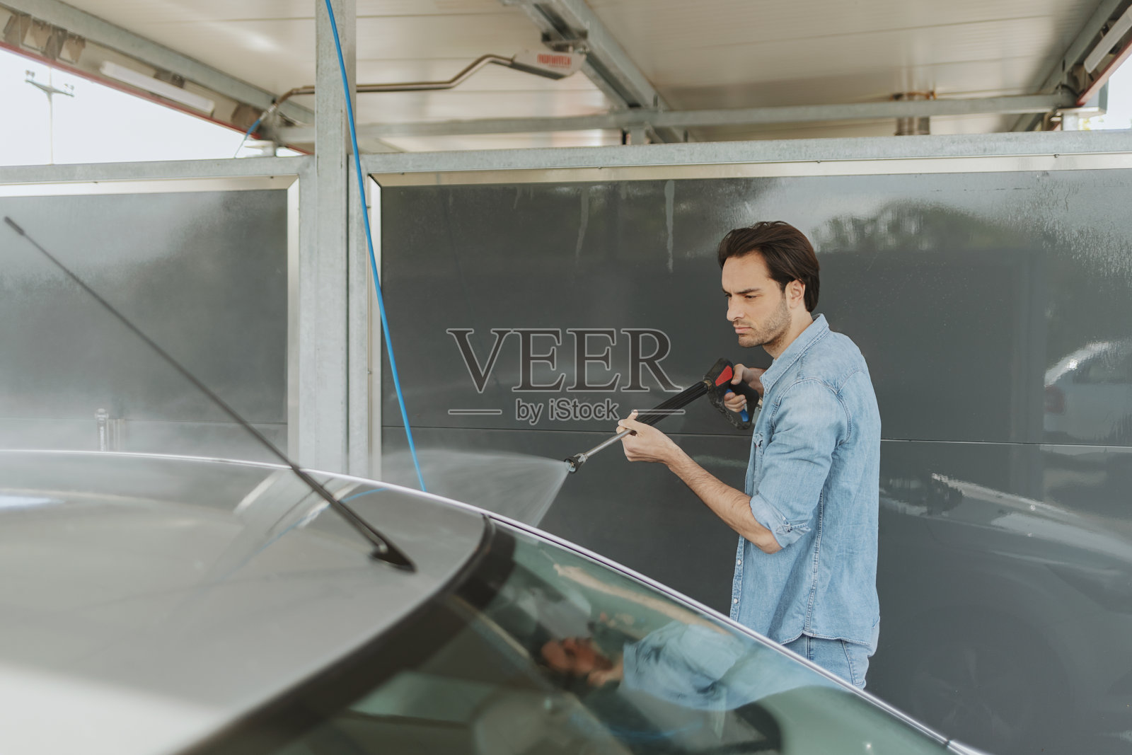 男人洗汽车照片摄影图片