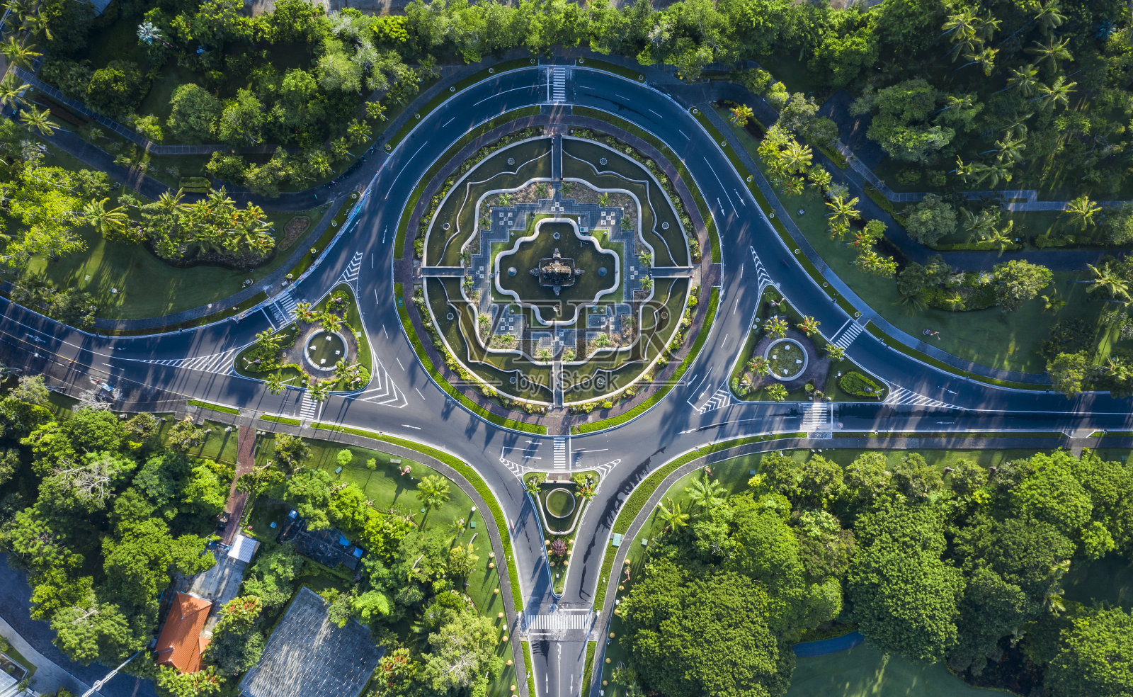 在印尼巴厘岛努沙杜瓦的公路上环行照片摄影图片