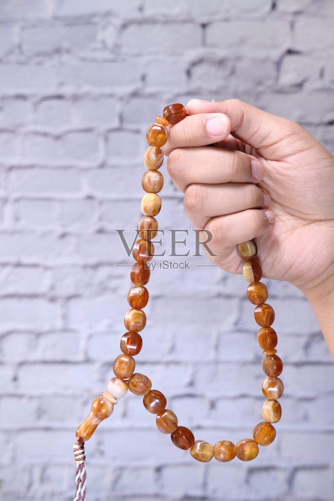 穆斯林妇女用手祈祷，特写照片摄影图片