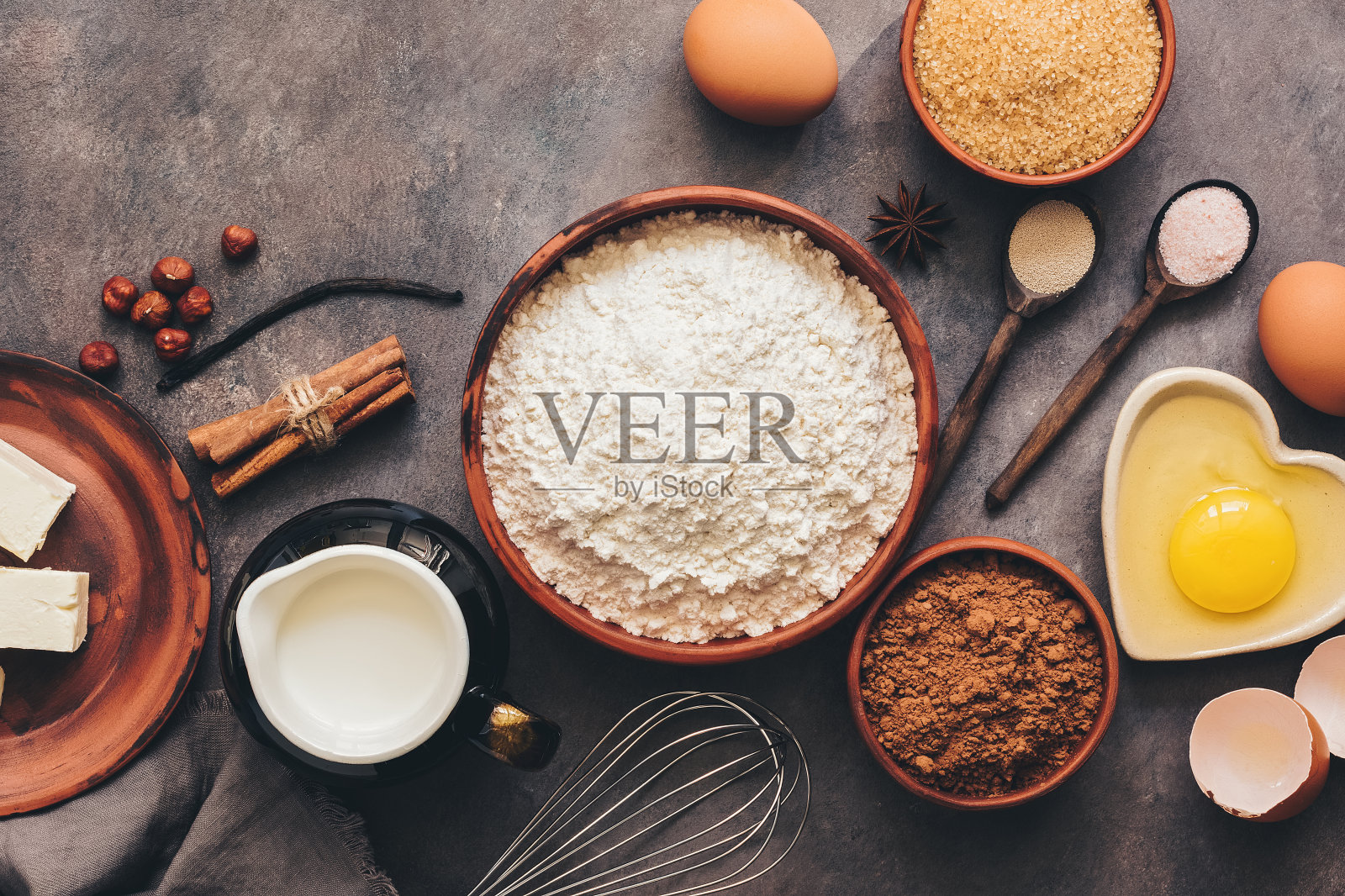 烘烤的原料，香料，厨房工具在黑暗的乡村背景。俯视图，平铺，色调。照片摄影图片