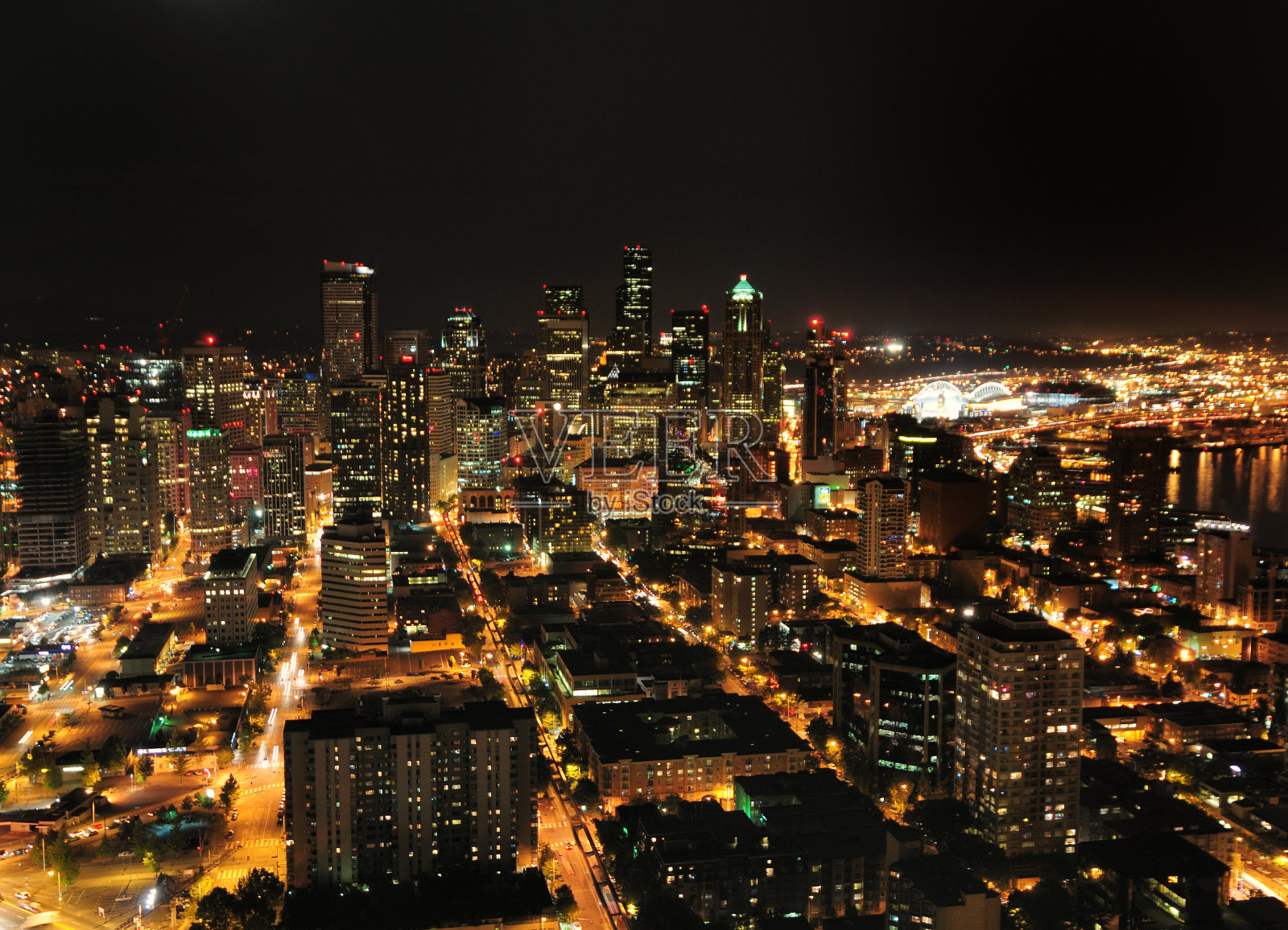 西雅图市中心晚上的天际线鸟瞰照片摄影图片