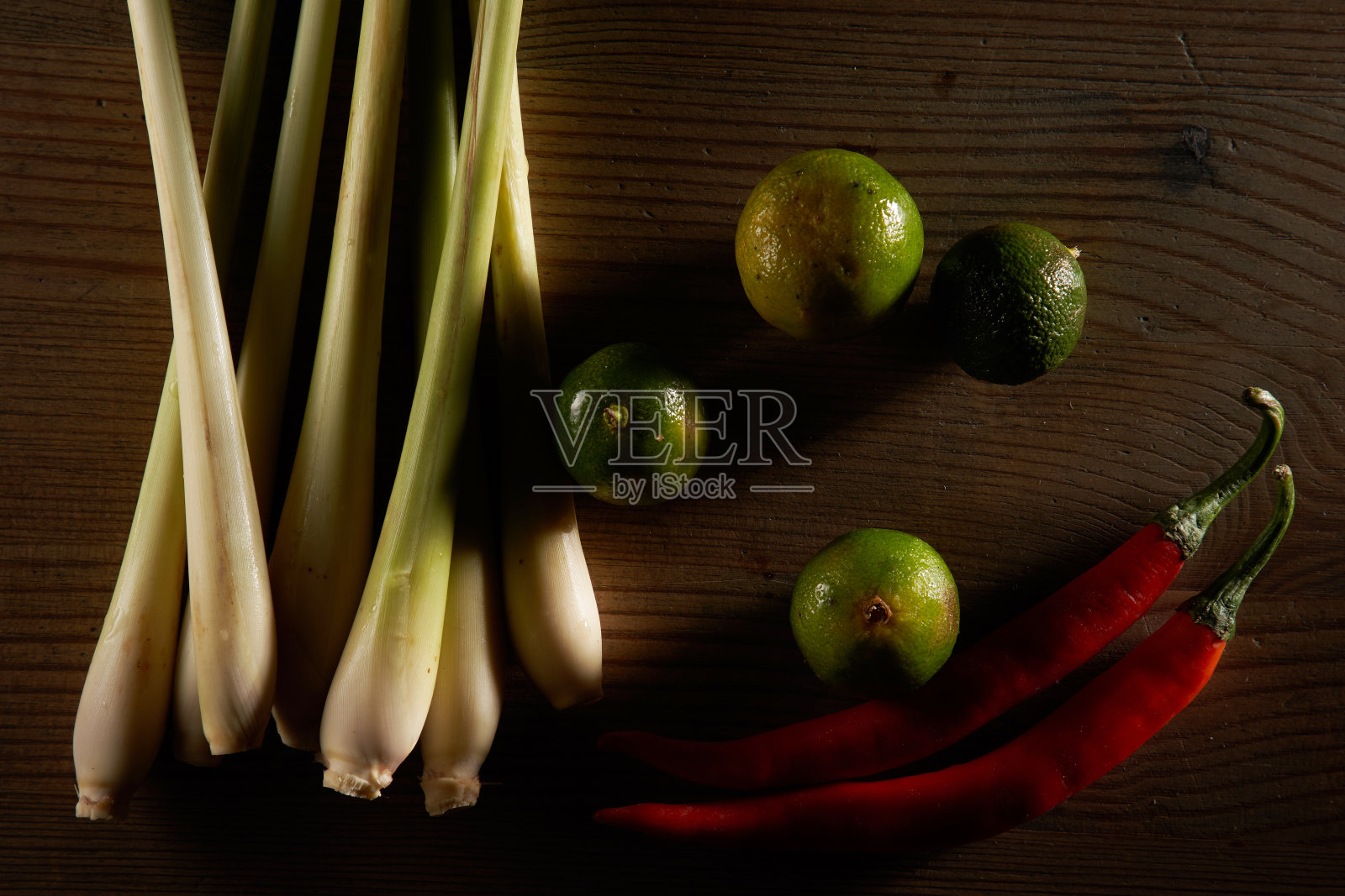 柠檬草辣椒和酸橙照片摄影图片