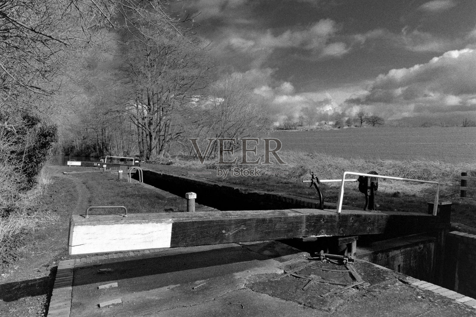 斯特拉特福德运河上的水闸——用胶片拍摄照片摄影图片