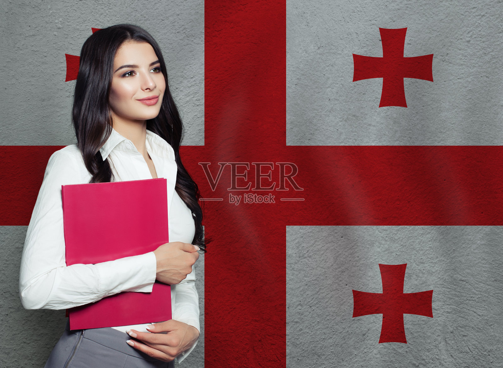 拿着红书的年轻女子。学习或经营理念照片摄影图片