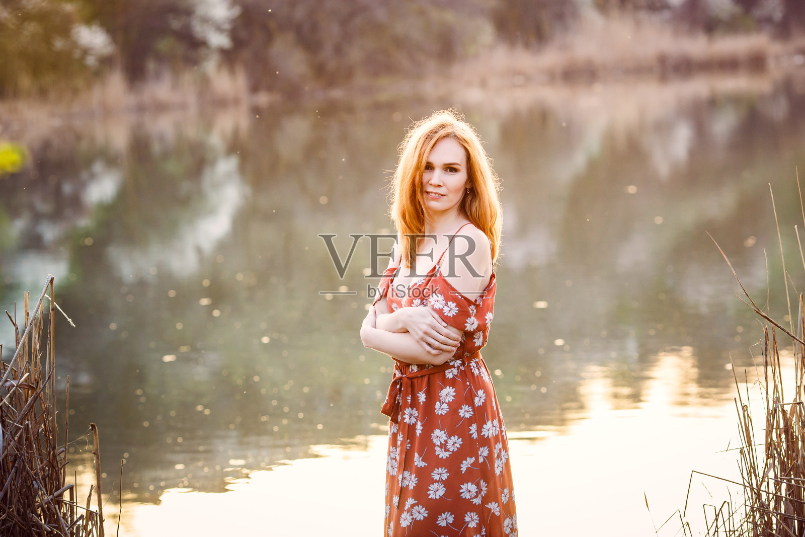 湖岸边穿着衣服的女人赤裸着肩膀照片摄影图片