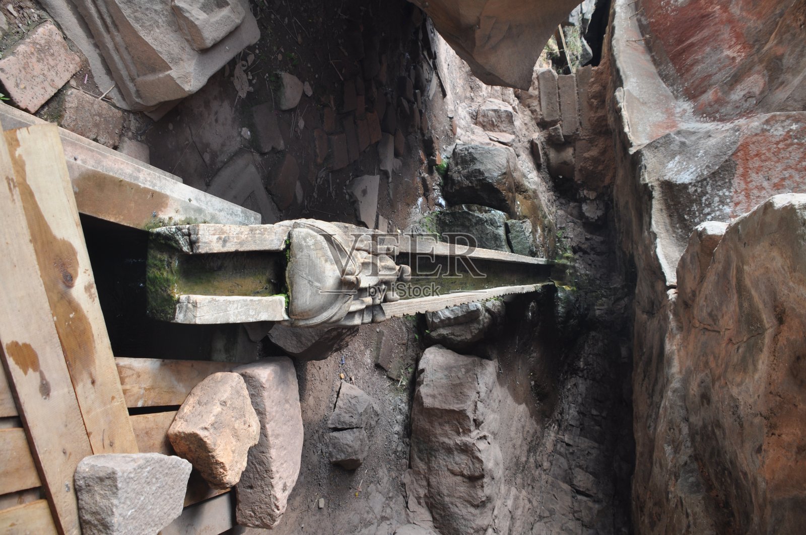 Vat Phu的沃登供水:Champasak，老挝照片摄影图片