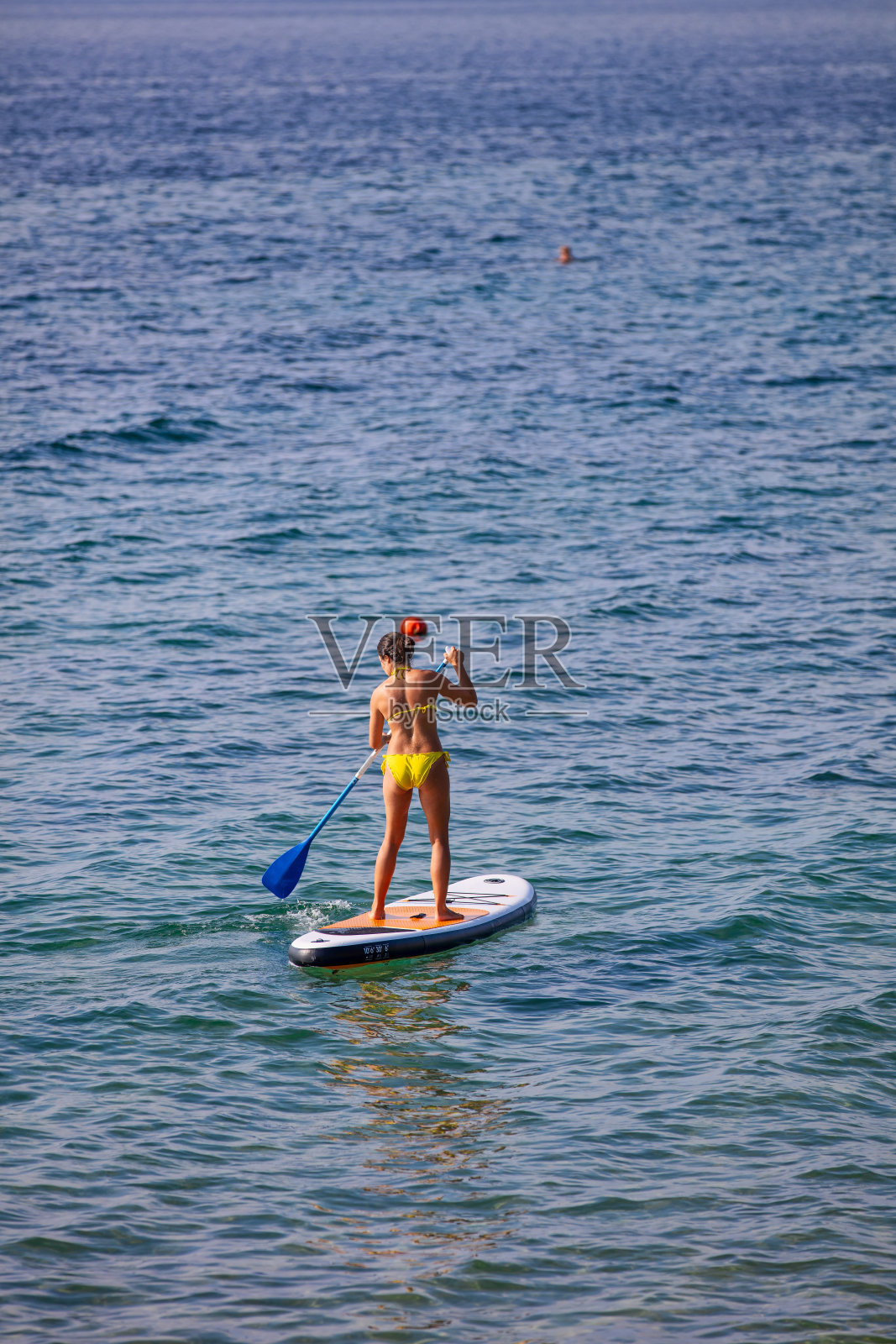 冲浪板上的女人照片摄影图片
