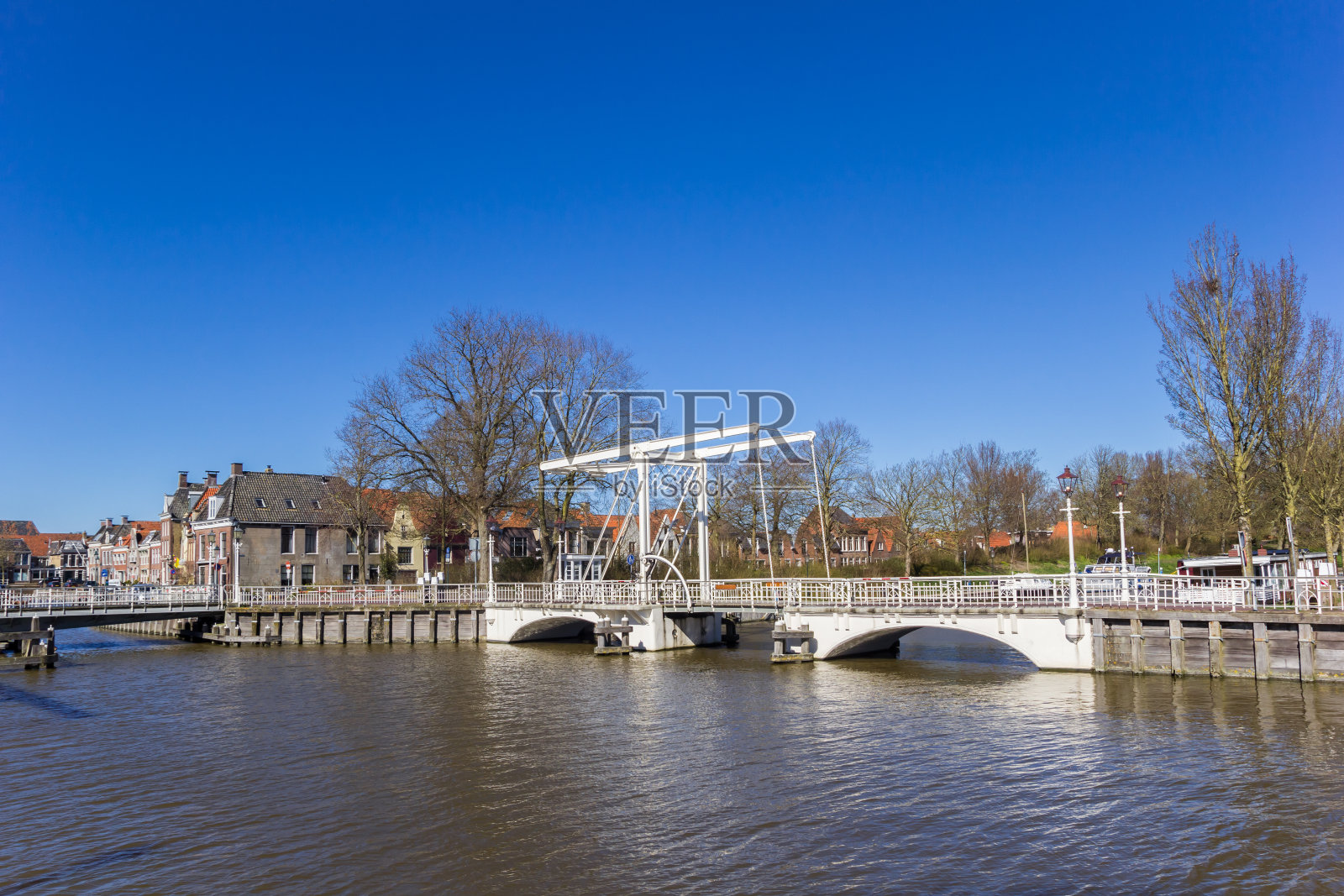 哈林根市中心的一座历史悠久的白桥照片摄影图片