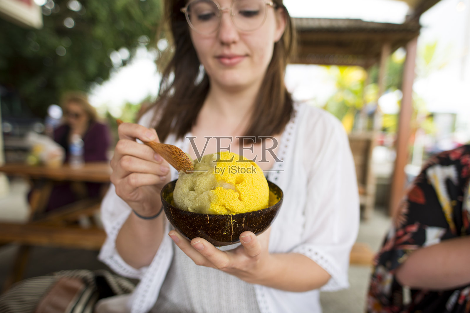 品尝刮冰照片摄影图片