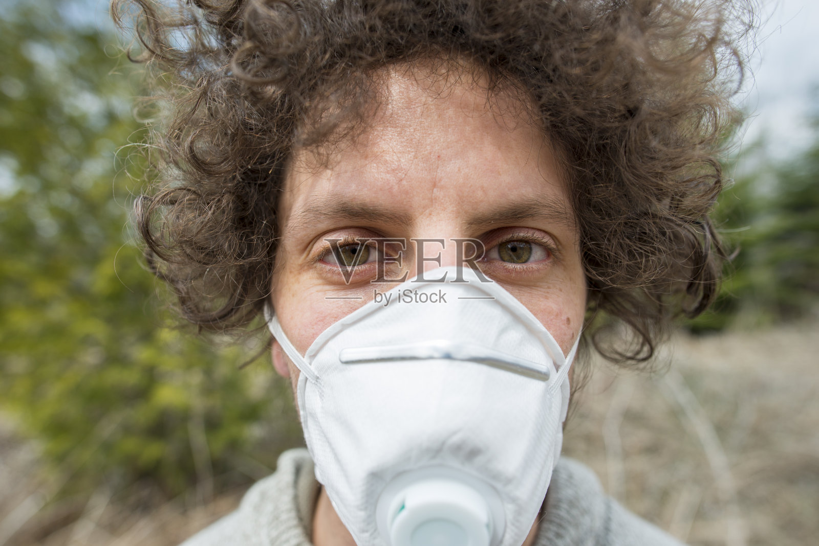 肖像与保护面具照片摄影图片