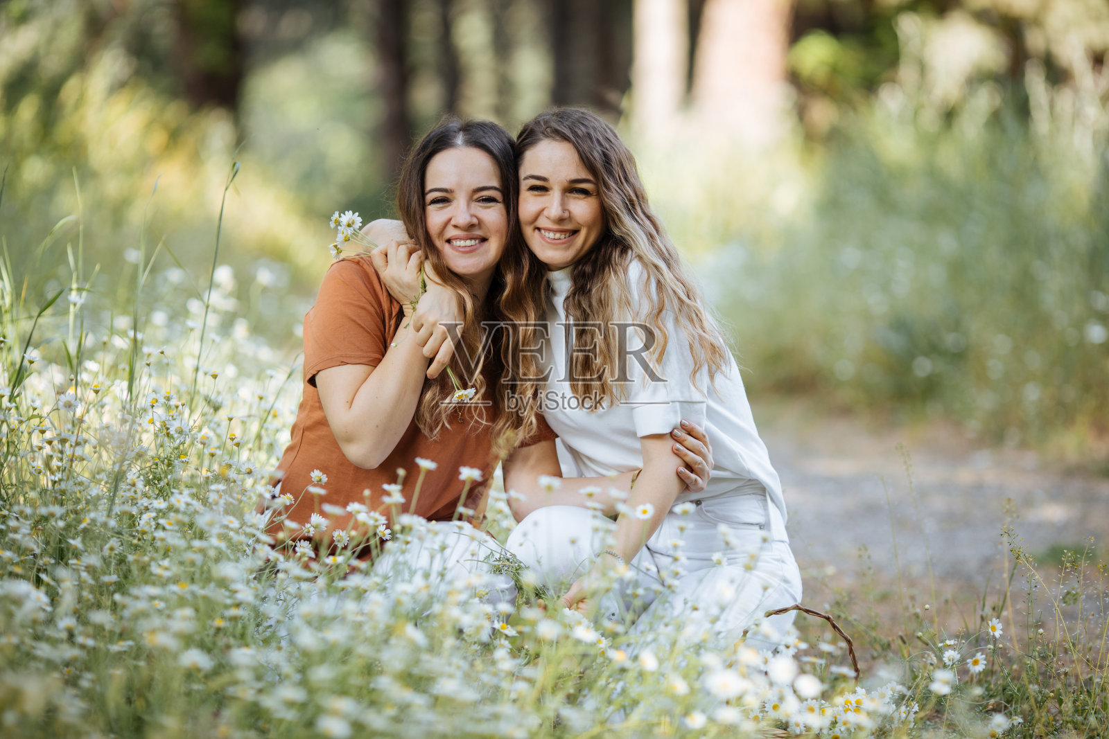 两个年轻女人在户外享受阳光照片摄影图片