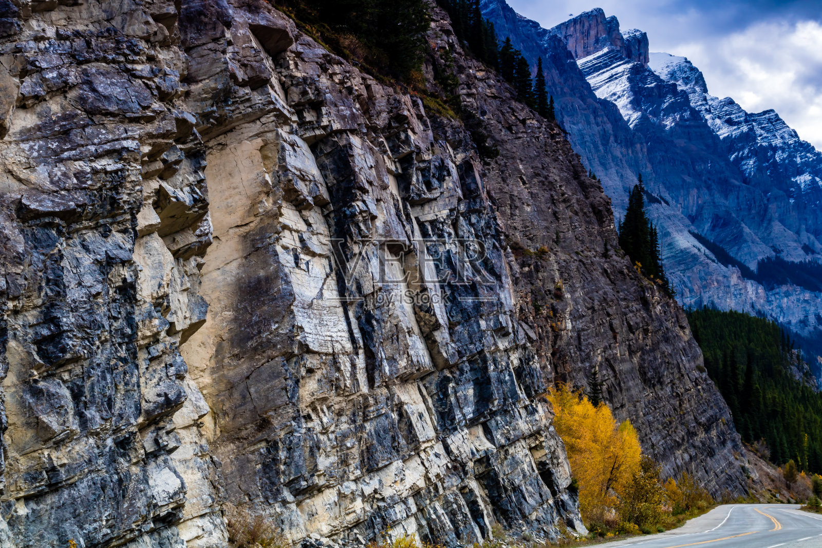 冰原公园路上秋色缤纷。班夫国家公园，加拿大阿尔伯塔省照片摄影图片