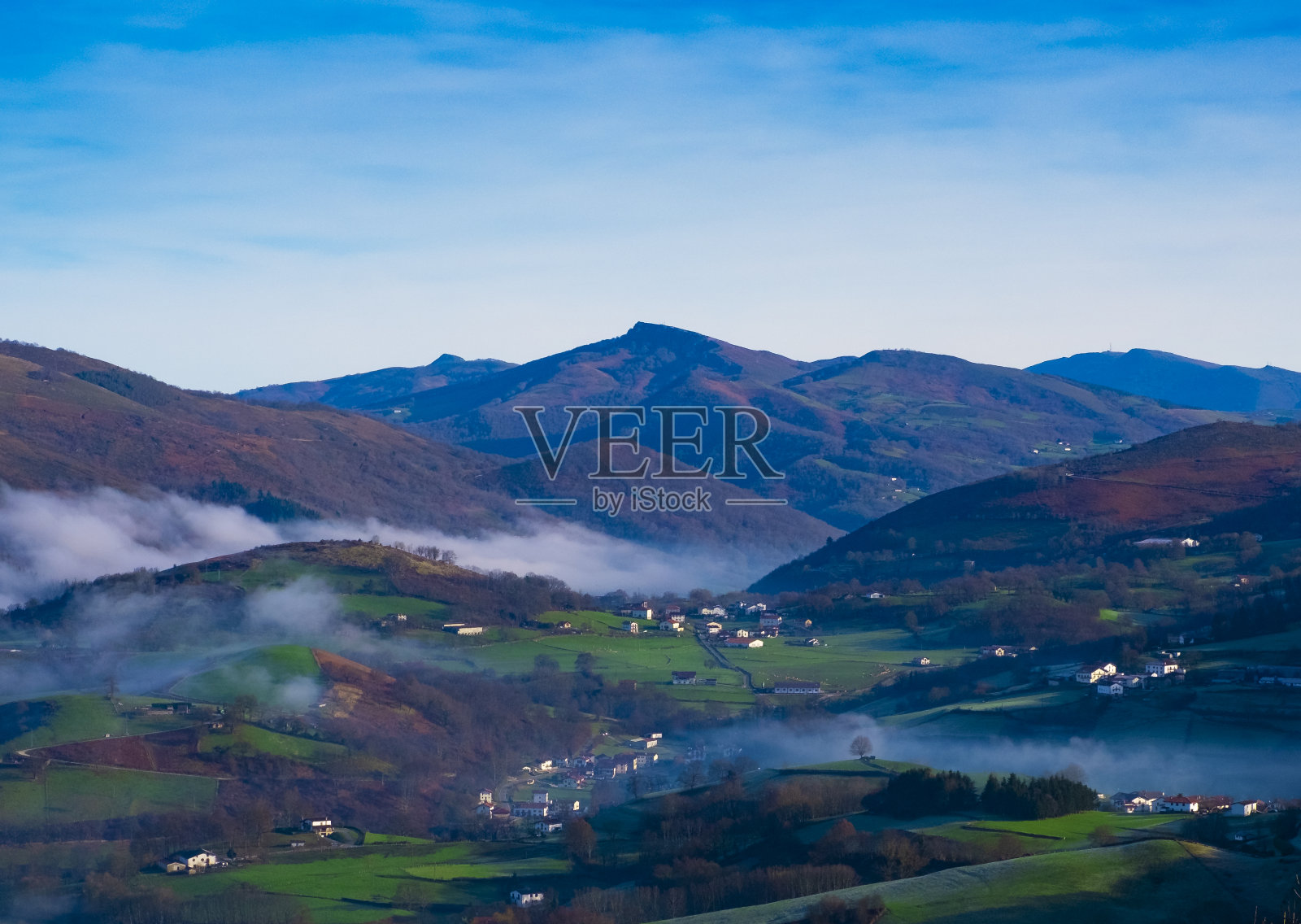 来自纳瓦拉乌罗兹的巴坦山谷清晨的薄雾照片摄影图片