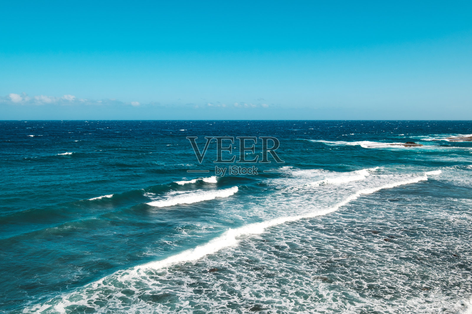 海洋景观，海浪在阳光明媚的日子与蓝天照片摄影图片