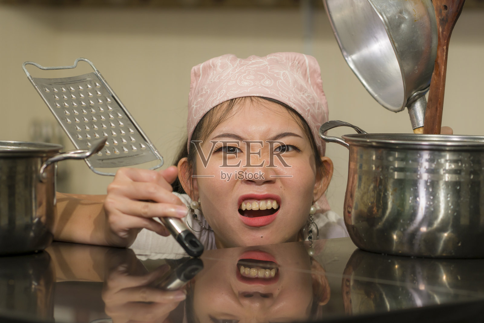 年轻沮丧的亚洲女人在家务压力-生活方式的家庭肖像美丽不堪重负和压力的韩国女孩在厨房工作不开心和烦恼的家务照片摄影图片