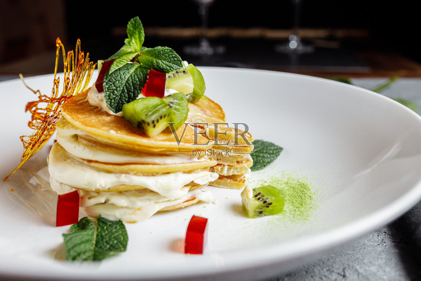 灰蓝色盘子上一堆奶油馅饼照片摄影图片