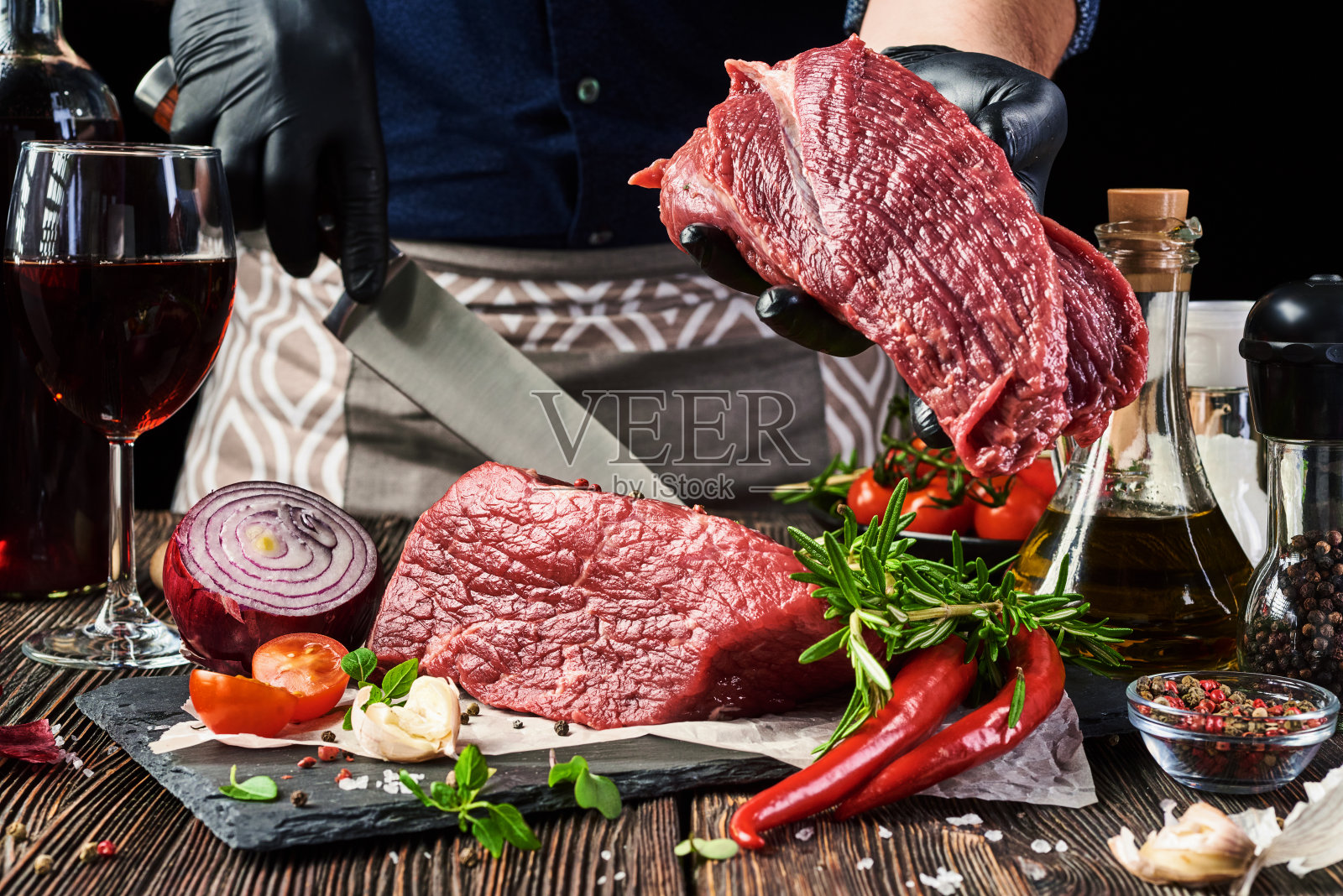 木头背景上的鲜肉照片摄影图片