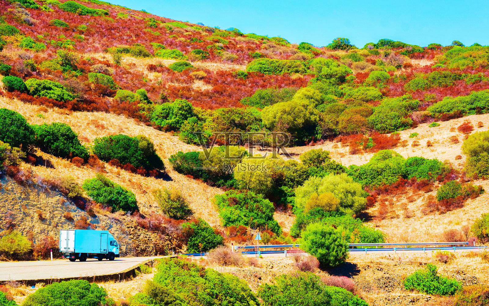撒丁岛特乌拉达卡利亚里美丽的道路上的卡车照片摄影图片