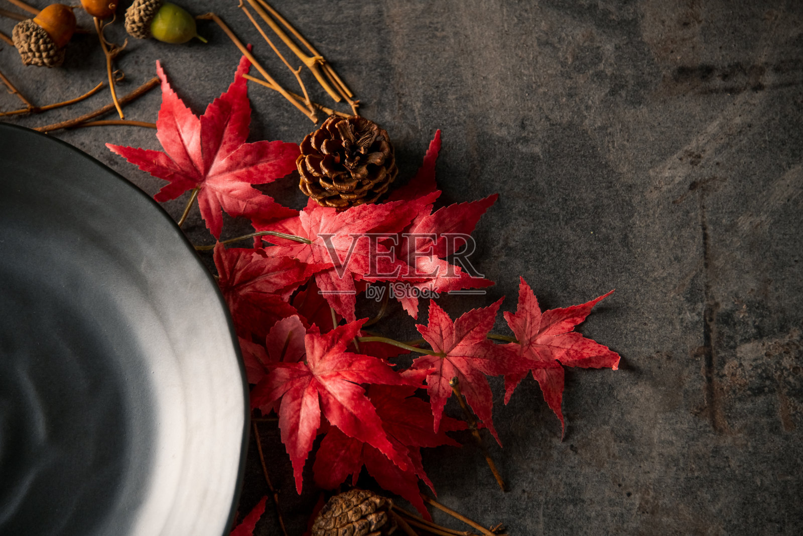 秋框用人造红枫叶和空黑板。照片摄影图片