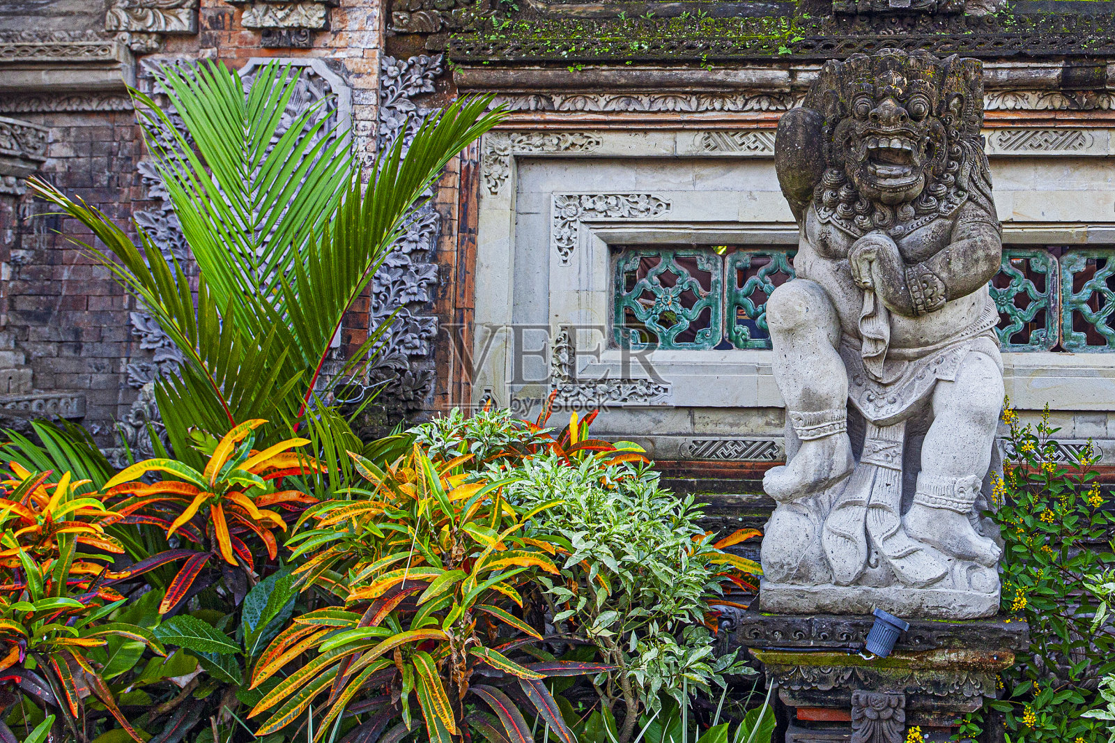 印尼巴厘岛的传统石像，描绘恶魔、神和巴厘神话中的神灵照片摄影图片