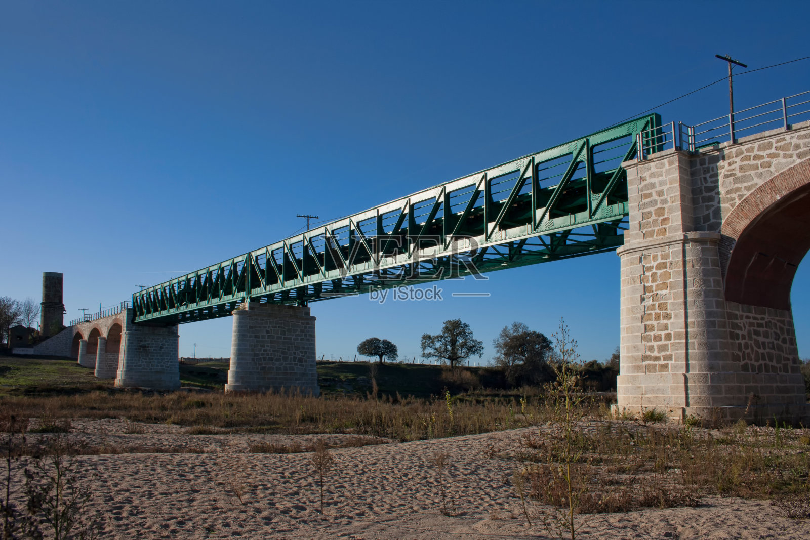 铁路铁桥。照片摄影图片