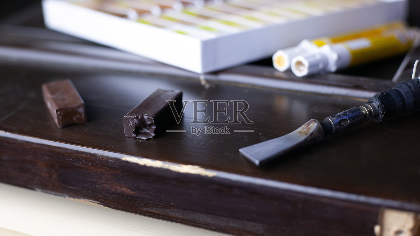 木门修理工具，蜡套家具，特殊标记和焊接铁密封划痕的木门表面特写照片摄影图片