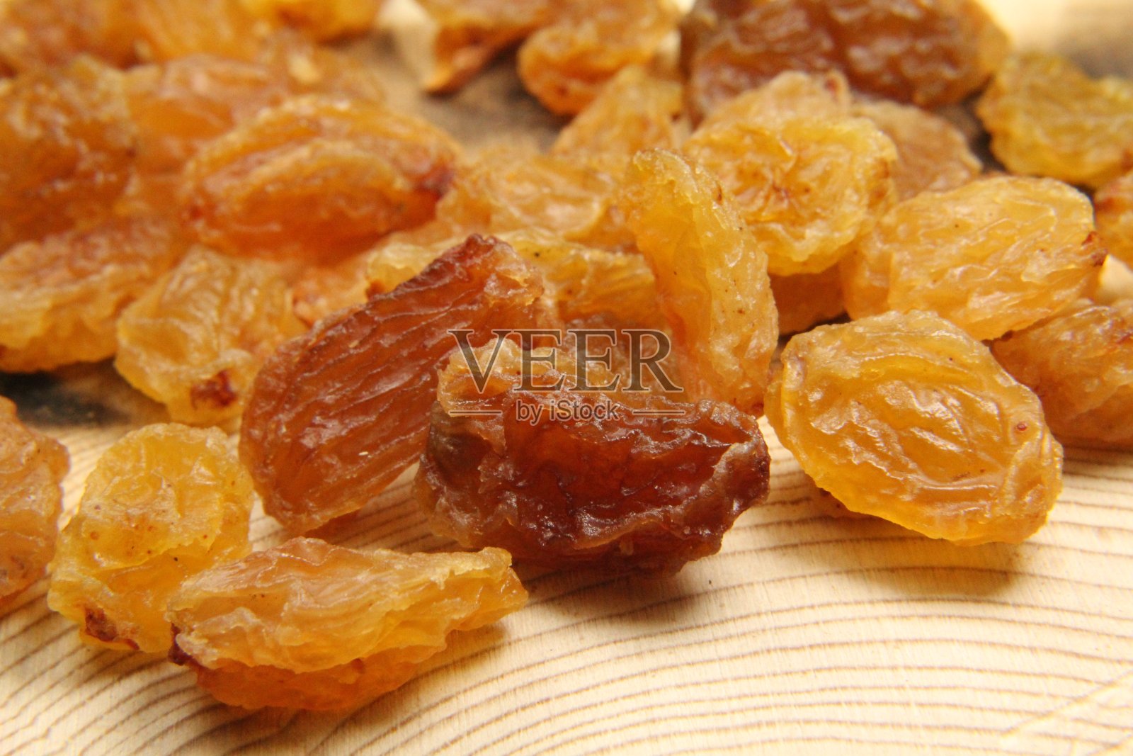 特写葡萄干和烤鹰嘴豆在木制的背景照片摄影图片