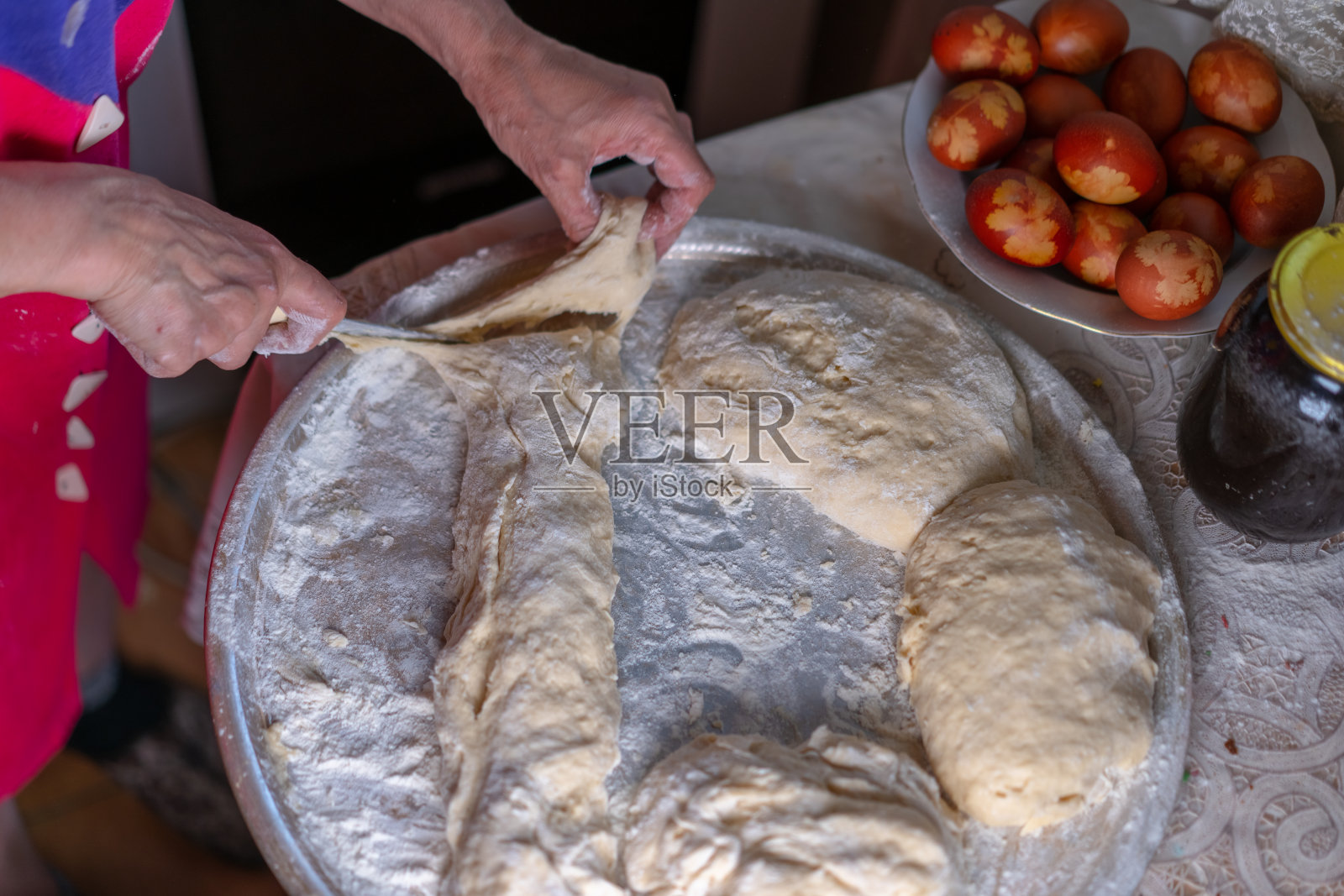 撒在托盘上的生面团照片摄影图片