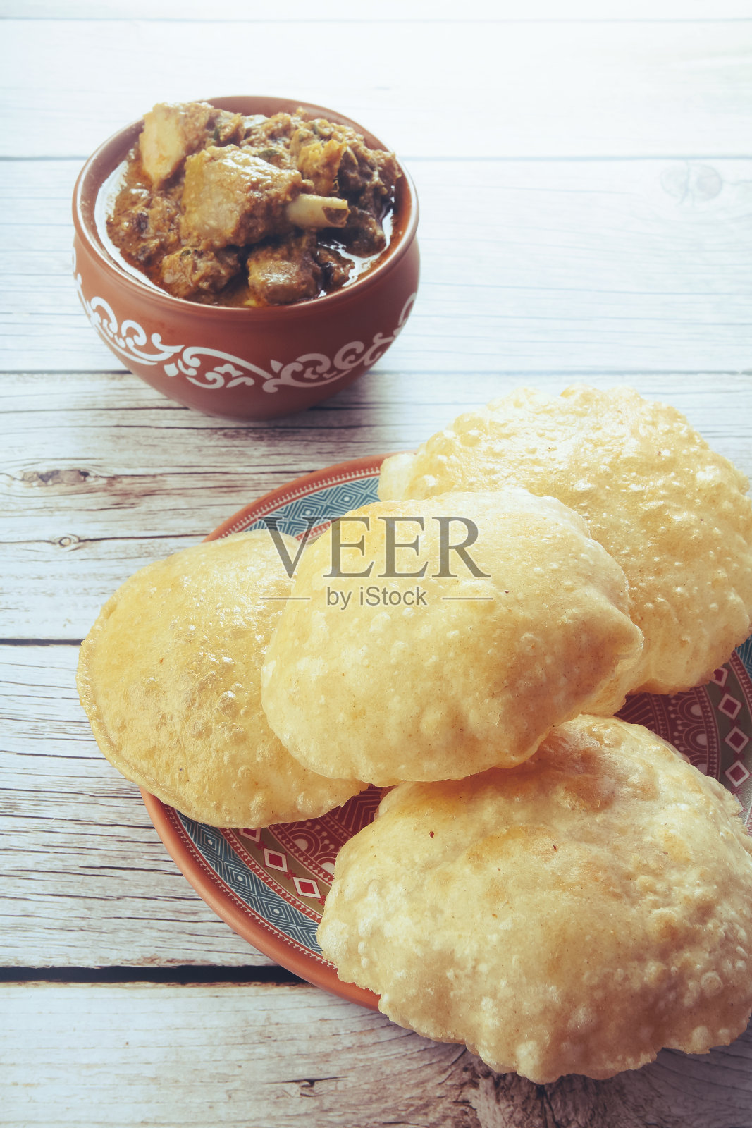 印度南部的传统食物Poori或puri配乡村咖喱鸡照片摄影图片