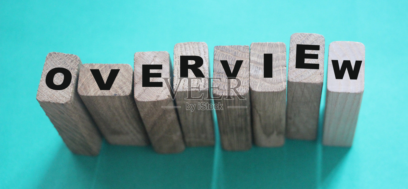 一个木制立方体的单词概述。结论总结的概念。教育的概念照片摄影图片