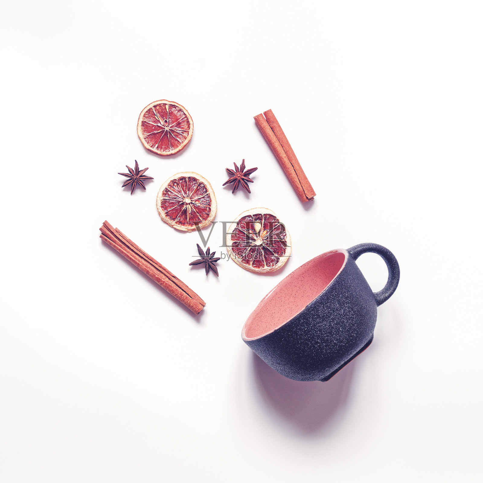 制作健康饮料的简约概念，用黑色马克杯泡茶。照片摄影图片