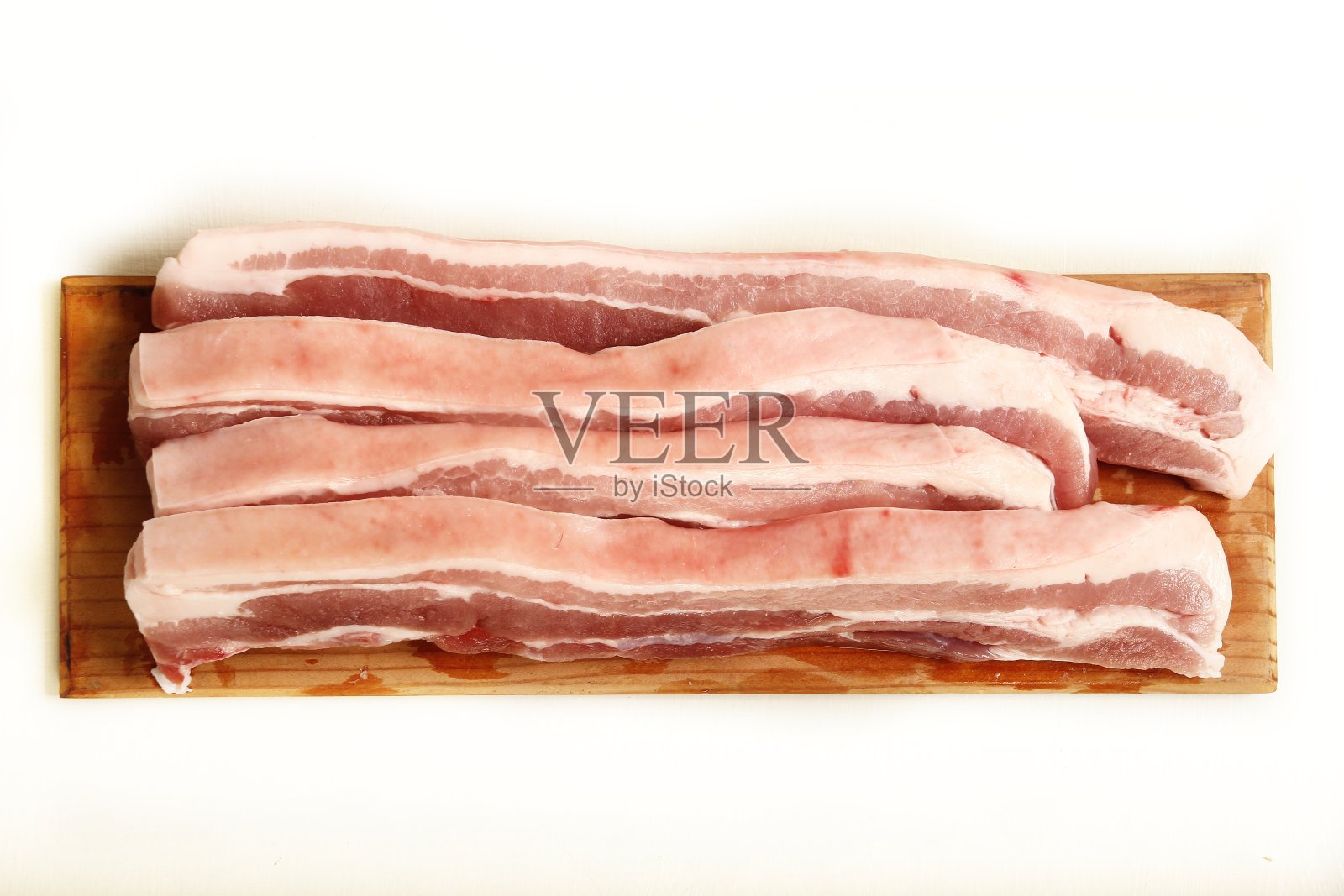 新鲜和生的切片五花肉在一个孤立的白色背景照片摄影图片